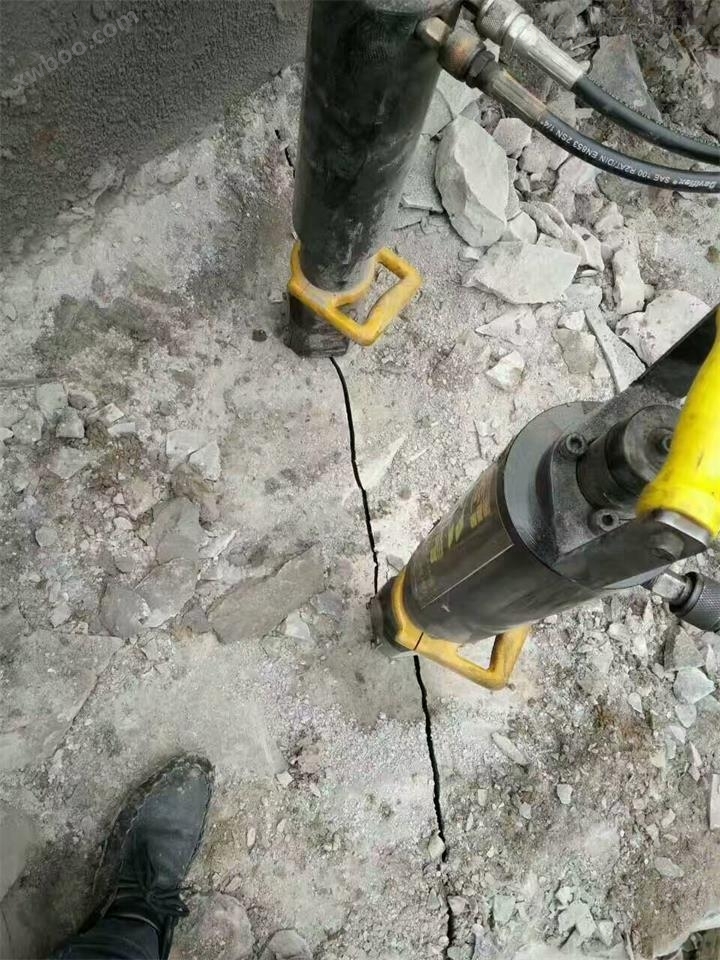 挖基坑破石头的液压破石机