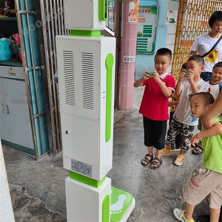 邵阳实验幼儿园晨检机器人智能测温手眼口腔